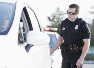 Ini sebab polis Amerika sentuh lampu belakang kereta yang diarahkan berhenti, ingatkan kebiasaan!