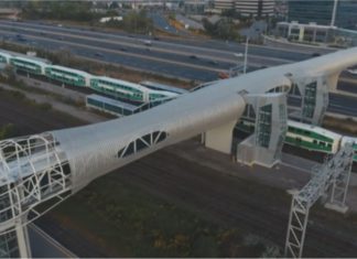 Jambatan pejalan kaki tertutup sepanjang 249.9 meter pecahkan rekod dunia Guinness