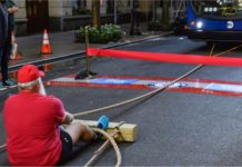 Warga emas tarik bas elektrik 15,150kg, pecah Guinness World Records sendiri