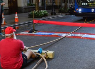 Warga emas tarik bas elektrik 15,150kg, pecah Guinness World Records sendiri