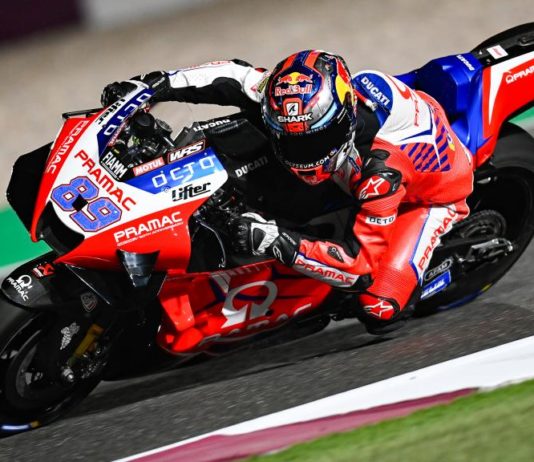 Mengapa brek belakang penting dalam MotoGP dan pelumba menggunakan brek ibu jari?