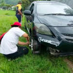 Toyota Vios jadi traktor bajak sawah_3