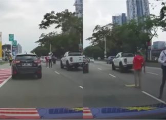 Netizen puji anggota trafik biarkan lelaki gila solat tengah jalan, siap bantu kawal trafik