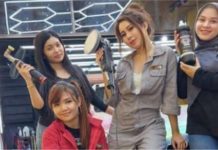 Cuci kereta sambil cuci mata, awek cantik tolong cuci kereta percuma untuk 10 terawal setiap Jumaat