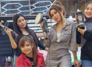 Cuci kereta sambil cuci mata, awek cantik tolong cuci kereta percuma untuk 10 terawal setiap Jumaat