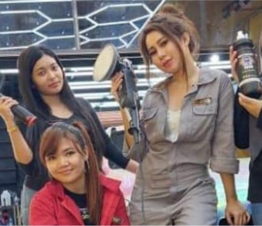 Cuci kereta sambil cuci mata, awek cantik tolong cuci kereta percuma untuk 10 terawal setiap Jumaat