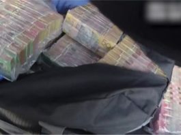 Mencurigakan..seorang lelaki ‘kantoi’ bawa wang tunai RM12 juta dalam beg pakaian