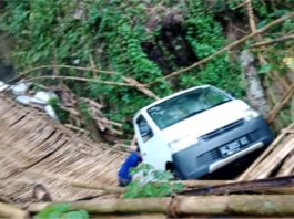 Gara-gara ikut Google Maps, trak pikap terjunam ke dalam sungai