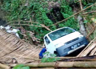 Gara-gara ikut Google Maps, trak pikap terjunam ke dalam sungai
