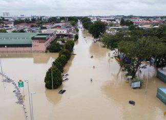 Banjir Sri Muda: Bumbung rumah tercabut akibat angin kipas helikopter