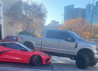 Akibat tidak nampak, Ford F-250 hempap Chevrolet C8 ketika keluar parkir