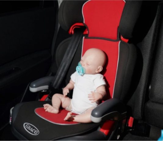 Anggota polis pecah cermin kereta, ingatkan bayi rupanya…..