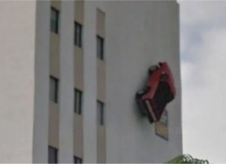 Terkejut.. pengguna jumpa trak pikap panjat dinding di Google Maps