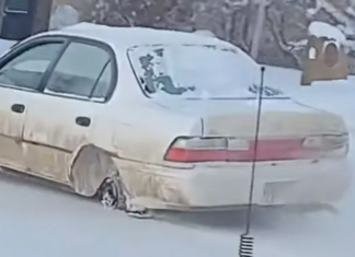 Lelaki ini selamba pandu Toyota Corolla atas salji tanpa tayar