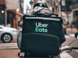 Selit sepotong sajak dan penutup muka, penghantar makanan ini terima tips RM8k