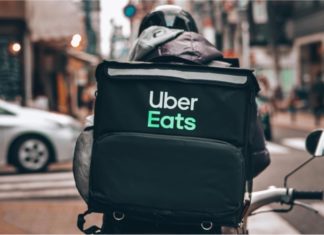 Selit sepotong sajak dan penutup muka, penghantar makanan ini terima tips RM8k