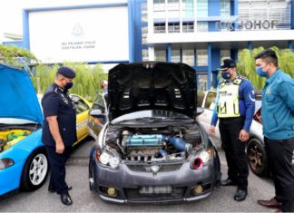 Polis letak bas kilang tengah lebuh raya gagalkan lumba haram drag