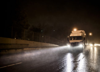 Jika pemandu trak bagi lampu tinggi lama, jangan cilok masuk…ini maksudnya