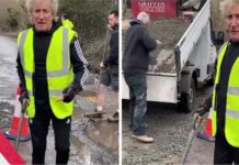 Ferrari susah nak lalu jalan berlubang teruk, penyanyi Rod Stewart baiki sendiri