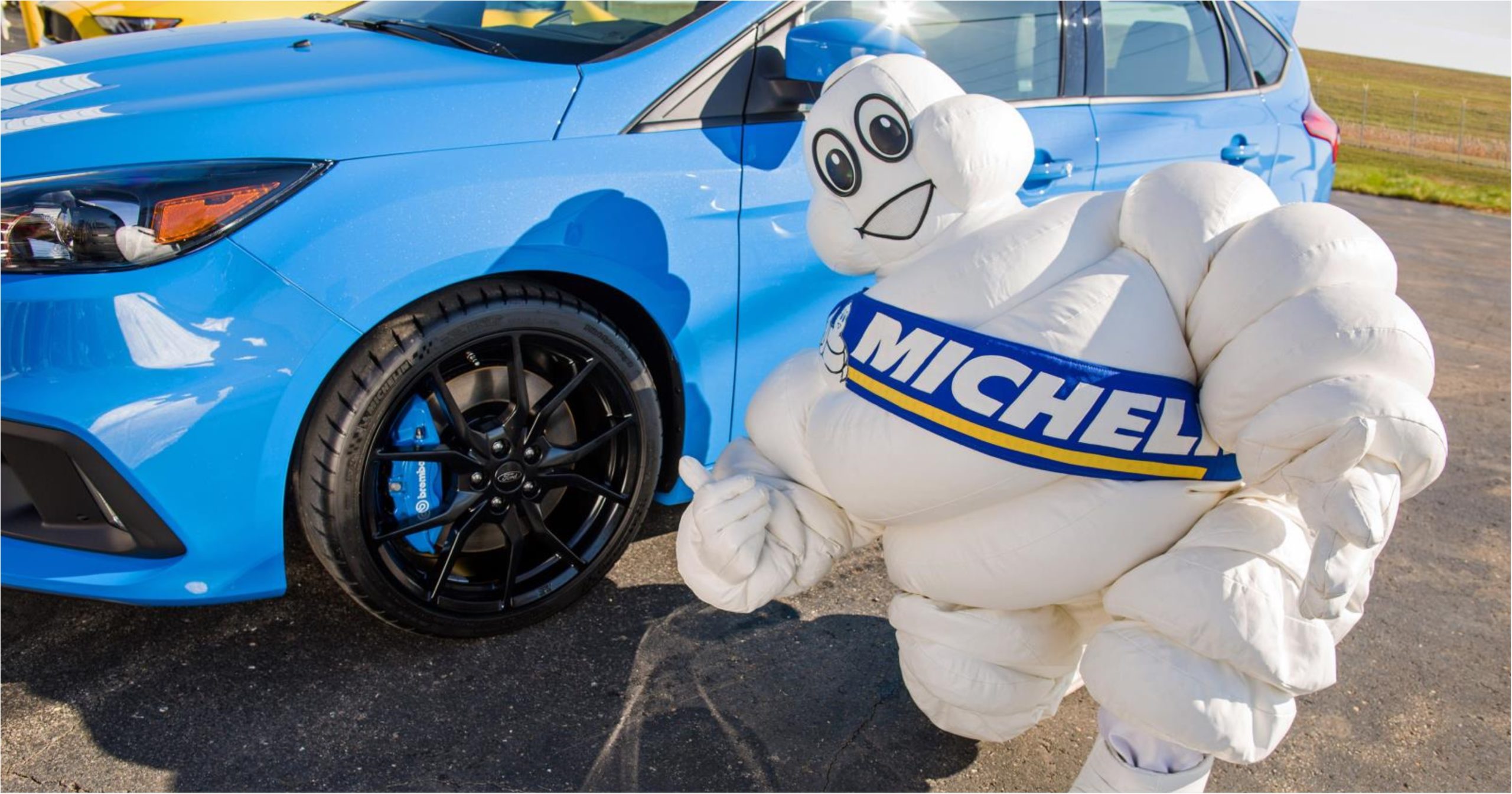 Шины мишлен. Michelin. Мишлен авто. Michelin на машине. Костюм шины Мишлен.