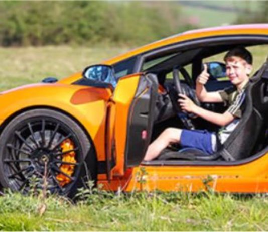 Di UK kanak-kanak seawal 10 tahun boleh pandu supercar