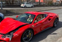 Baru keluar kedai sejauh 3km, Ferrari 488 kemalangan