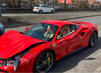 Baru keluar kedai sejauh 3km, Ferrari 488 kemalangan