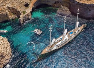 Kapal layar mega 558 kaki dengan tiang fleksibel