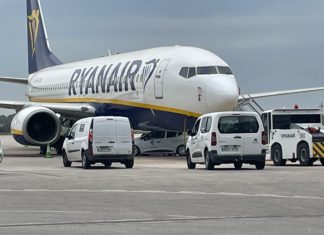 Renault Clio hentam Boeing 737