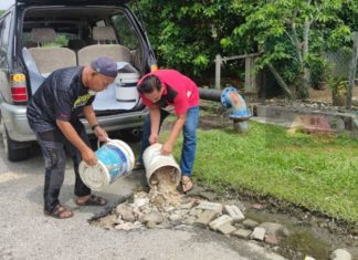 Banyak kemalangan berlaku, penduduk baiki sendiri jalan rosak!