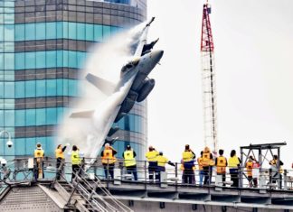 Aksi mendebarkan, jet pejuang terbang rendah 800kmj hampir sentuh jambatan