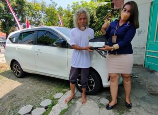 Warga emas disangkakan pengemis, sekali beli Daihatsu secara tunai