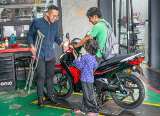 “Saya guna wang sendiri beli Honda Wave ini,” YB Bukit Mertajam sebak rider buntu cari rezeki lepas EX5 dicuri