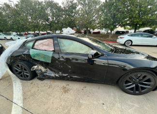 Pekerja rosakkan kereta pelanggan, Tesla ganti baharu