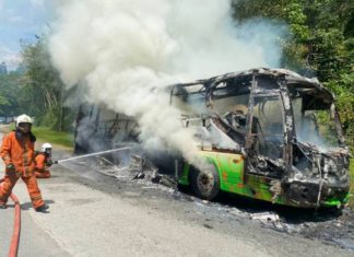 Bas bawa 44 pelajar matrikulasi terbakar gara-gara tayar meletup