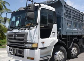 Wanita maut motor bergesel dengan tayar lori