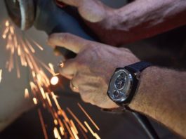 Potong Ford Mustang untuk hasil jam tangan. Adakah ini kreatif atau membazir?