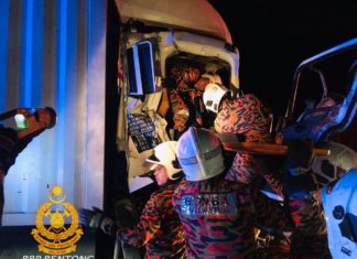 Pemandu lori muat rempuh treler