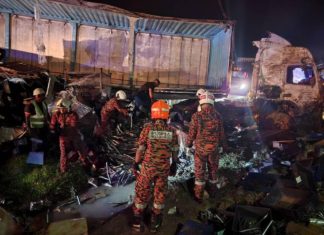 Pemandu treler maut kemalangan libatkan tujuh kenderaan