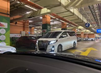 Toyota Alphard cop parkir cas EV buat rakan