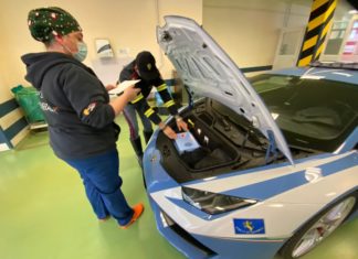Cara yang paling pantas! Polis Itali guna Lamborghini misi hantar buah pinggang ke hospital