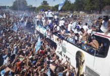 Penyokong terjun atas bas, Messi dan pemain Argentina dipindahkan guna helikopter