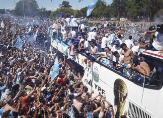 Penyokong terjun atas bas, Messi dan pemain Argentina dipindahkan guna helikopter