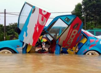 Sedih lihat Proton Wira modifikasi RM40k tenggelam banjir