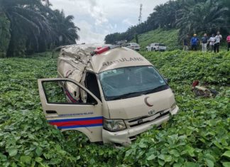 Terbabas elak 4WD, pesakit bersalin dalam ambulans