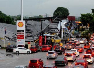 Bumbung runtuh, kedai kereta terpakai rugi RM2 juta
