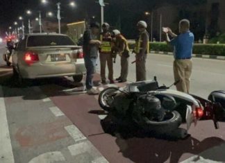 Hampir dilanggar, polis lompat dari motor