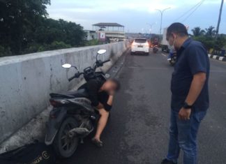 Pulang mabuk, lelaki tertidur atas motor