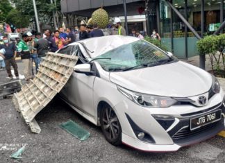 Bahan binaan tingkat 56 jatuh hempap Toyota Vios