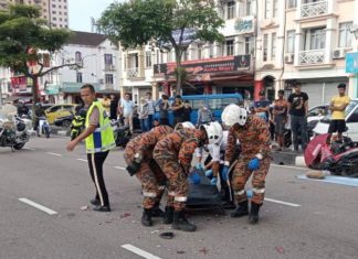 Tiga beranak maut motosikal langgar belakang lori